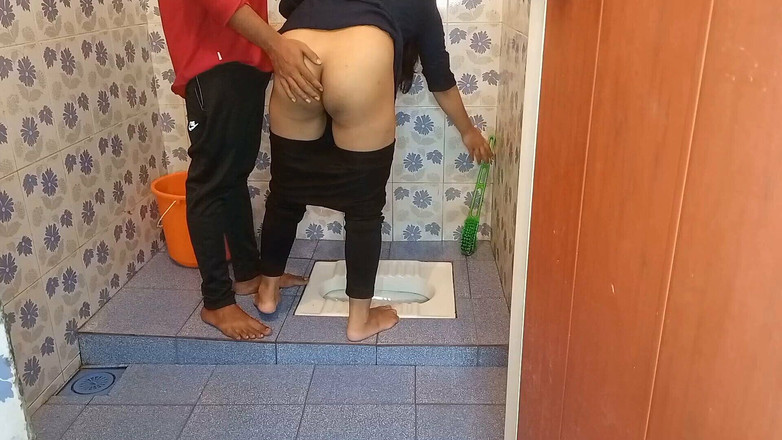 Queenrima: Segure a cunhada enquanto limpa o banheiro e a deixa...