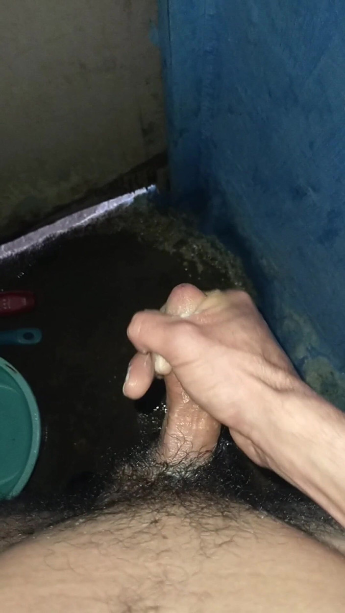 Morocco: Thủ dâm và xuất tinh trong một bồn tắm công...