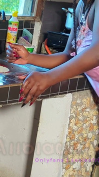 Секс стоя чернокожей киски на кухне крупным планом