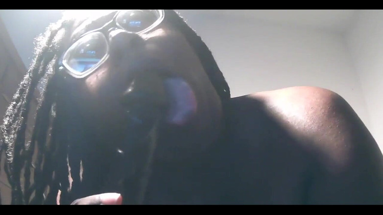 His Queen Suga: 我讨厌吮吸假鸡巴。