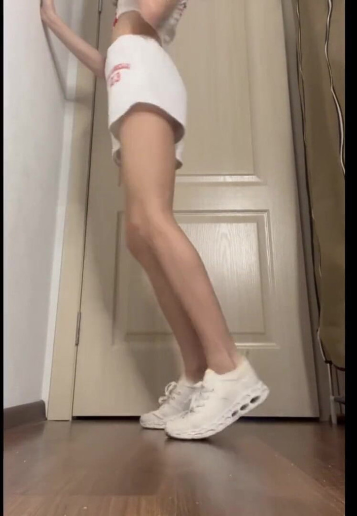 Skinny_lady69: Sexy dance home alone