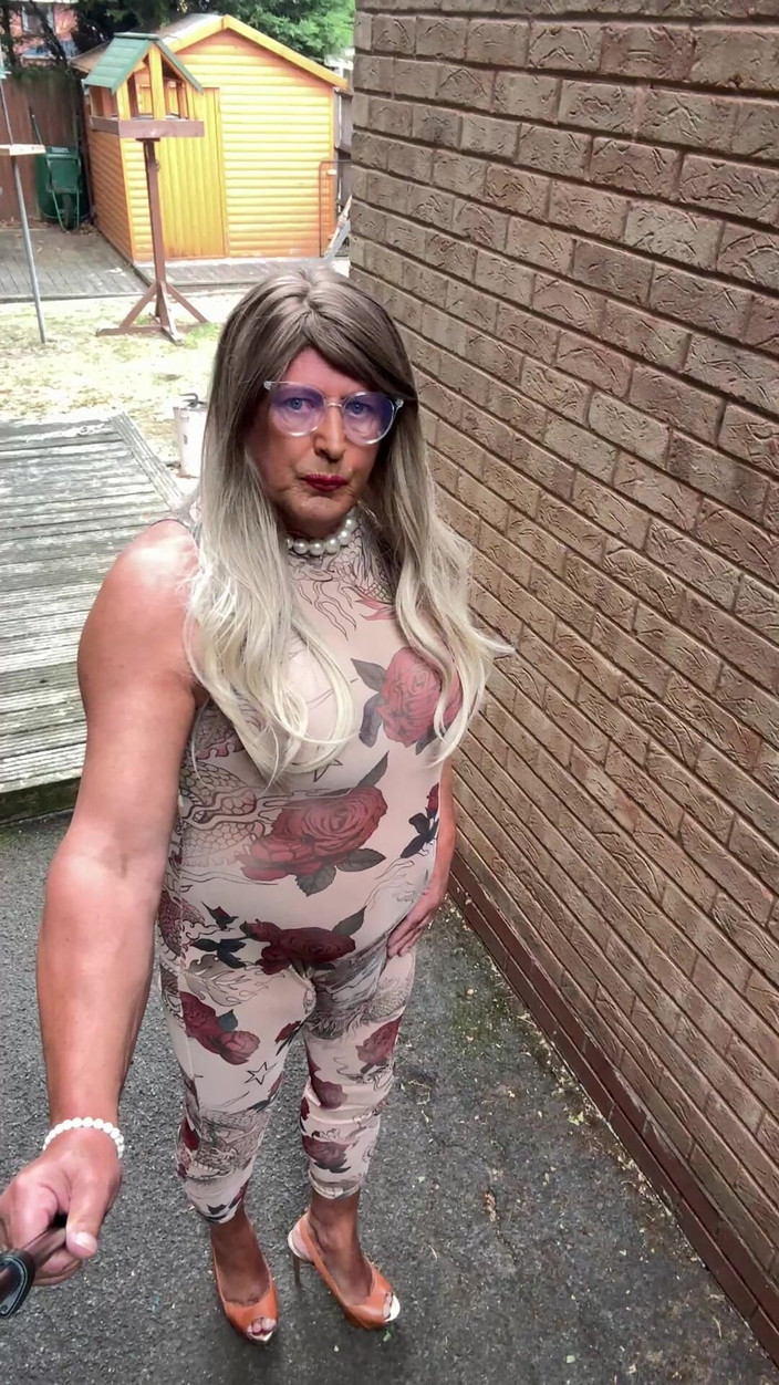 Kellycd2022: Sexy Crossdresser Kellycd2022 em Sexy Floral See Thru Catsuit e...