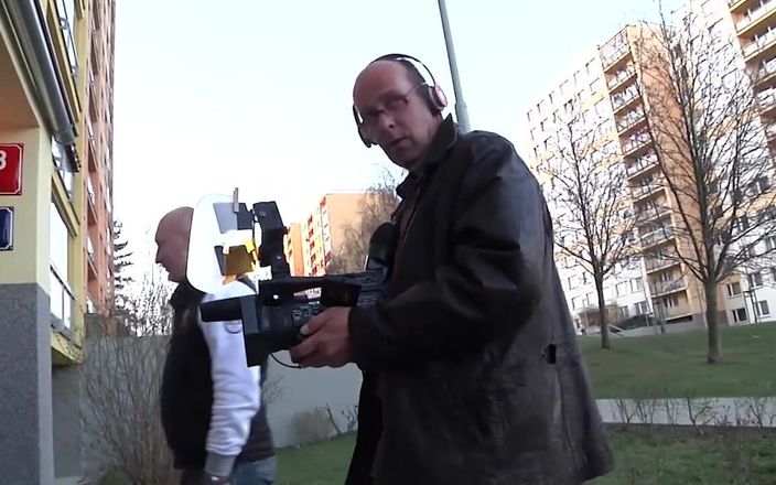 MMV films - The Original: Op zoek naar Duitse vuile amateurparen (volledige pornofilm)