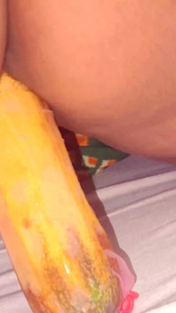 큰 오이에 만족하는 불만족스러운 인도 마누라