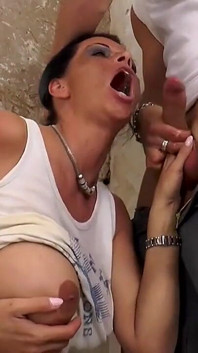 Milf caliente con enormes tetas follada en el trabajo por constructor con gran polla