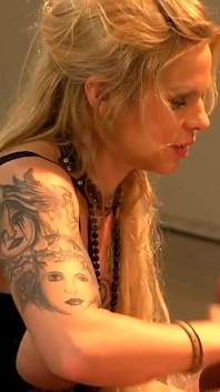 Mooie blonde milf met grote tieten pist en spuit met een grote rijpe pik