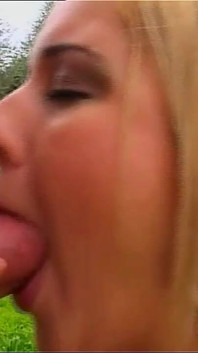 Hermosa rubia sexy y caliente con grandes tetas chupa una gran polla dura y luego se corre en la boca