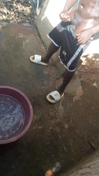 아직 가장 더러운 엿볼 준비가 되셨나요? 발 뒤꿈치에 사정하는 음란한 와이프
