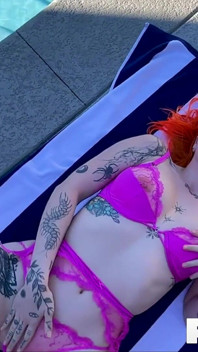 Culona Chica Blanca Folla Junto a La Piscina