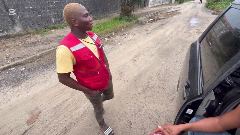 Pretty Pussy Studio: Ufficiale di polizia scopa uno sconosciuto