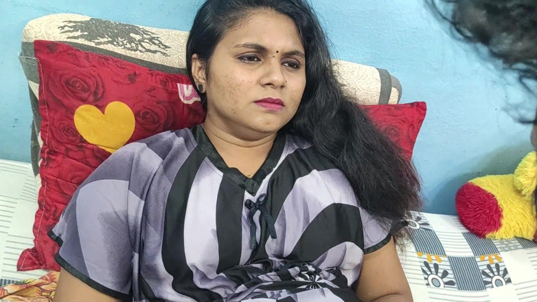 Vaigavarun45: Üvey kız kardeş ve üvey erkek kardeş yatak odasında amcık yalama...