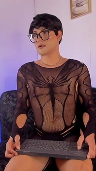 Femboy Ken İtaatkar Orospu Dans Ediyor ve Penis İsteyor