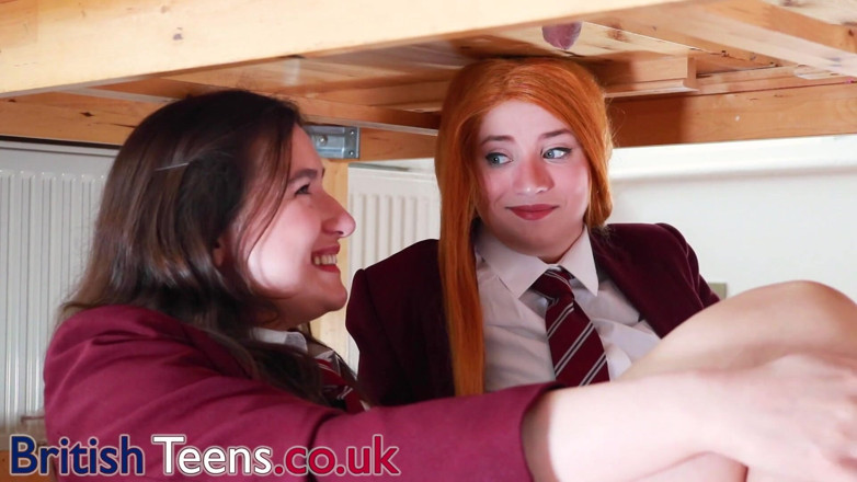 British Teens: Ellie e Victoria ordenham um pau de caras e recebem...