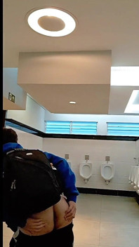 Am Fost Prins Dându-mă Mare În Baia Bărbaților Cu Un Penis Moale Și Aproape Că Am Fost Dat Afară