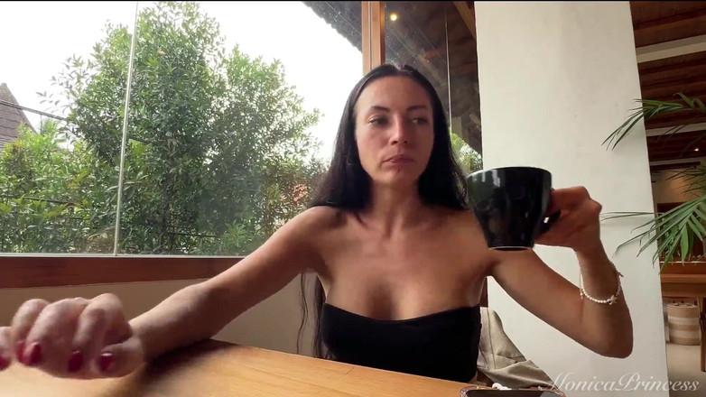 Princess Monica: Mengusaha komputer riba, berkelip buah dada di Ruang Kerja Awam