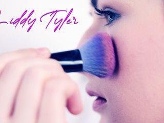 Liddy Tyler: Невинна Лідді Тайлер робить з дупи в рот зі своїм зрадливим вітчимом на її 18-й день народження