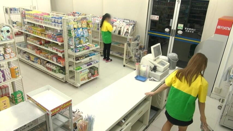 CherryBONBON: Kontak Mata Terlalu Banyak di Toko Serba ada ini