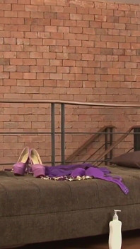 Nu är hon vuxen och tonåringen en slampa av asiatiskt ursprung med en rakad vagina tycker om att skrika av nöje medan hon knullar