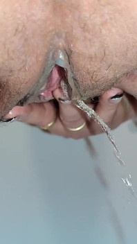 欲求不満のブルネットがトイレでおしっこをする