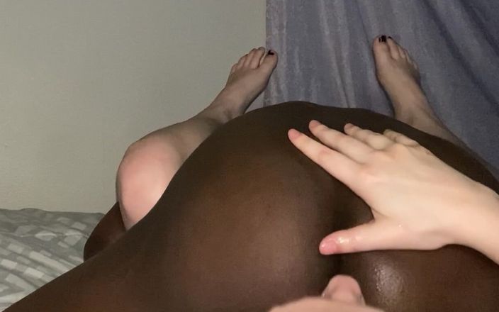 WetBBCLust: Lujuria mojada de bbc muestra culo mientras polla chupa
