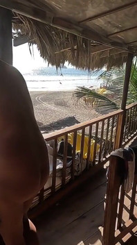 Um bom boquete no terraço com vista para a praia