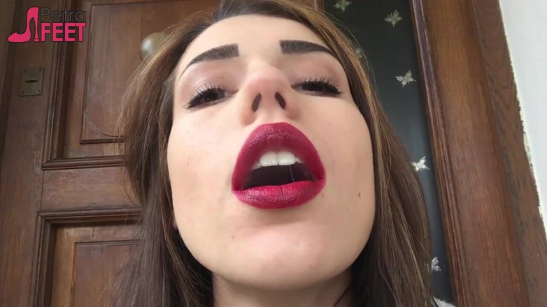 Smokin Fetish: Maravillosa morena está provocando a todos con su belleza