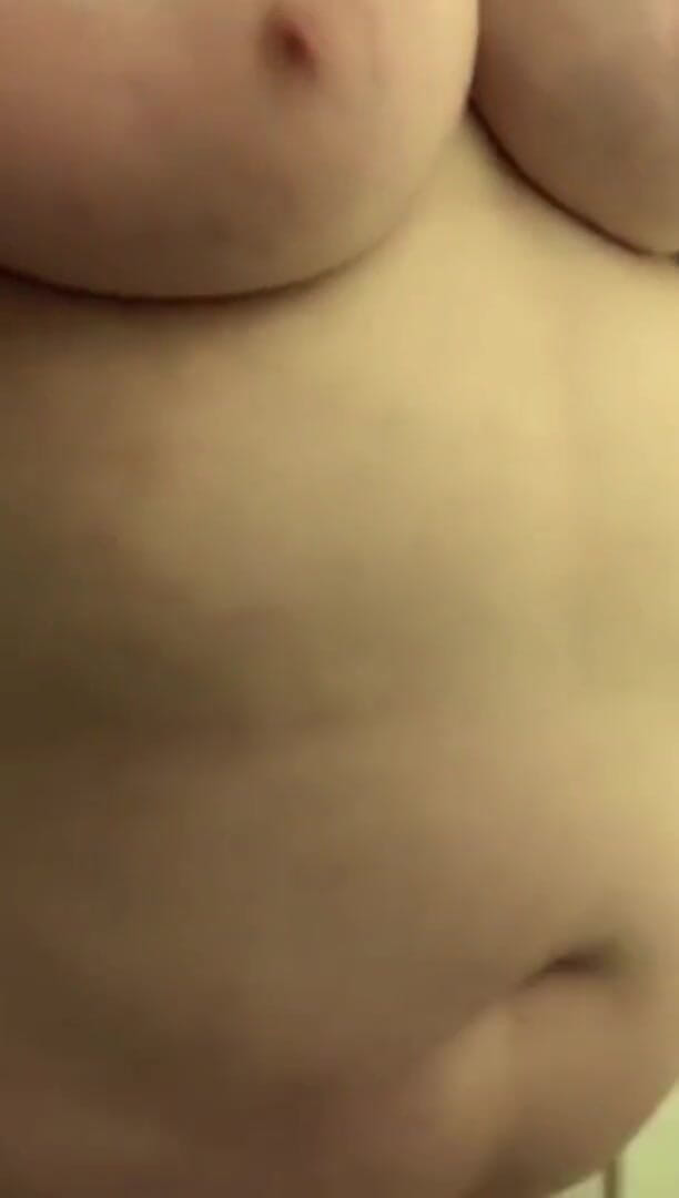 Real homemade BBW BBC porn: Youngenglishbbw lagi asik berpose di balkon rumah sambil ngentot memekku