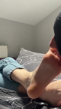 Čichá a olizuje moje zpocené boty, ponožky a chodidla