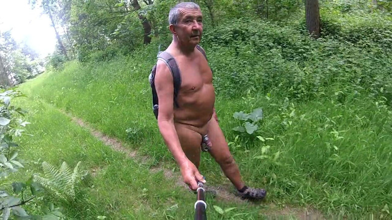 Andy: Spogliarello passeggiata nei boschi