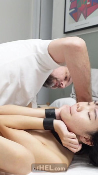 El sexo oral y los dedos llevan a una esclavitud y una cogida