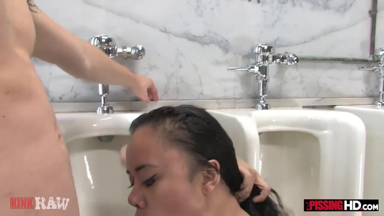 Pissing HD: Annie cruz minum air kencing, pelacur mandi emas. Cum Drinker