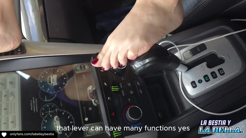 Labestiaylabella: 車の中で同僚とセックスし、彼女の足に自家製の精液を詰め込んだ アマチュア