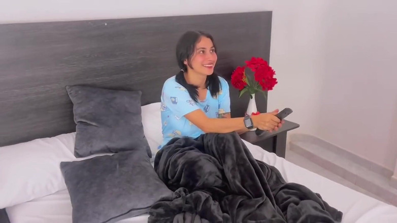 Jenifer Play: Pierdut Challenge acum trebuie să-mi mănânc pizda