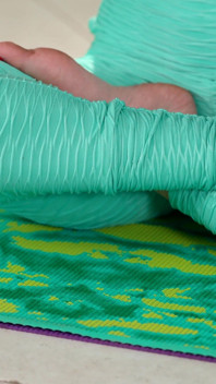 Piccola magra scopa il grosso cazzo nero del suo allenatore di yoga