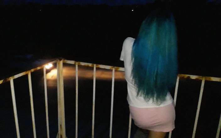 Blowjobs Alice: 私の継母の夫は放棄されたトラップハウスで犯されました