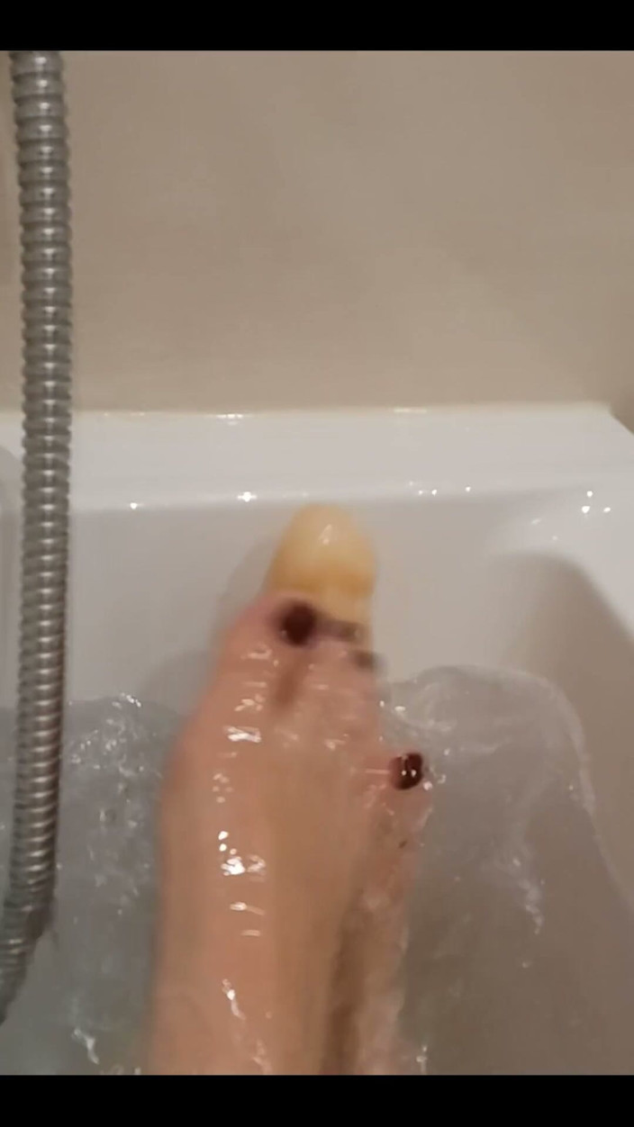 Dominatrix Miss Patricia Stark: Dag 1. Sexig väntar tills jag är klar med badet och vi...