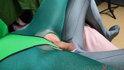 Nylon Xtreme: Sudut pandangan pertama Nora Fox leotard hijau penuh dan nilon