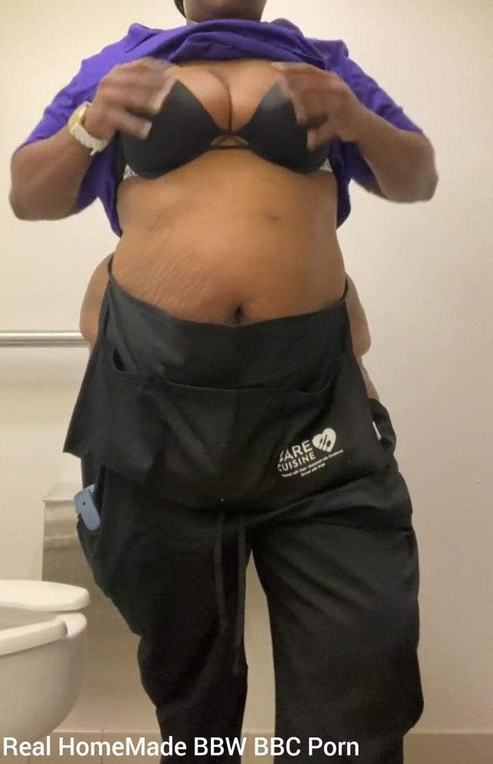 Super sexy ebony cuties: Schiacciando le mie grandi tette scuotendo il culo