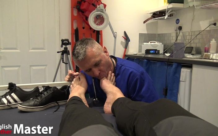 EnglishLeathermaster: Un docteur adore les pieds des patients et mange le...