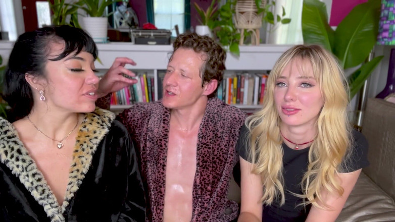 Little Puck: 疯狂的3P女友回家做爱