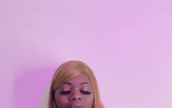 Yanise Lamore: Strip. Tease