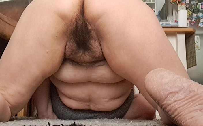 Mommy big hairy pussy: Шлюшка мамка відкриває ноги