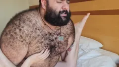 Oso peludo folla mi culo a pelo