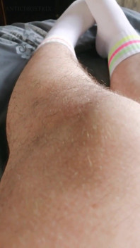Gambe tutta naturali provocanti pelose e sensuali