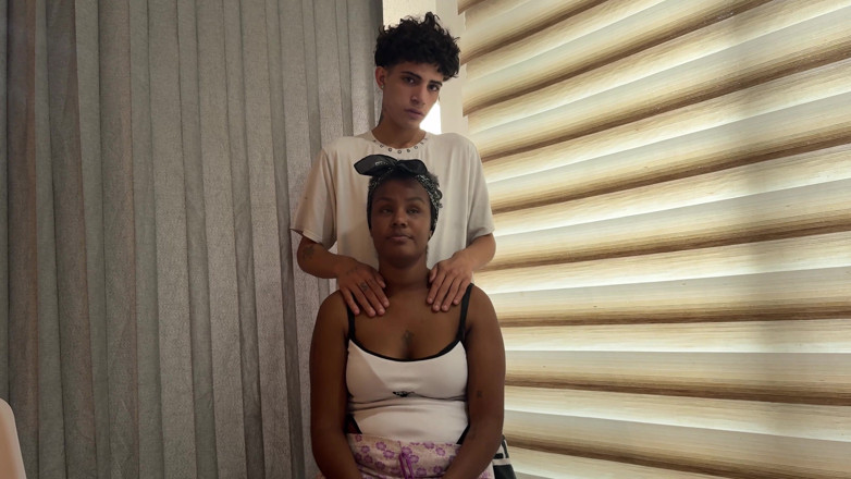 BritannySexxx: Aldatılan adam dikkati dağılıyor ve kocası arkadaşını götten sikiyor