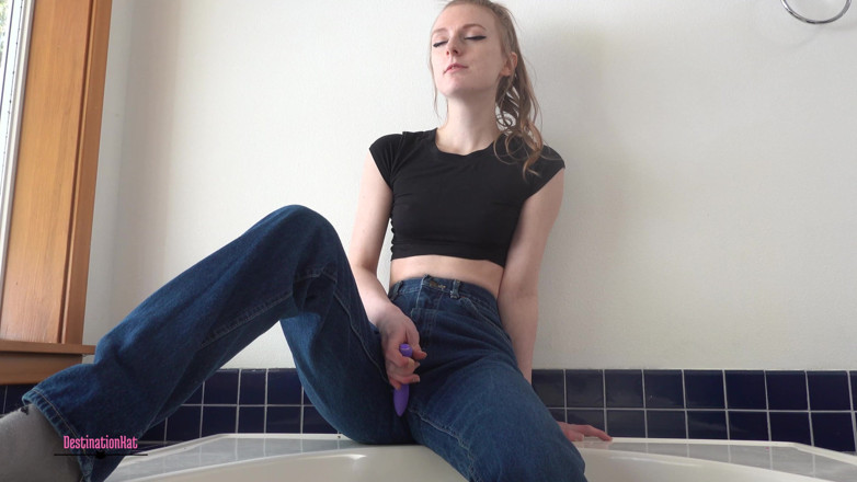 Destination Kat: Pinkeln und spielen in jeans