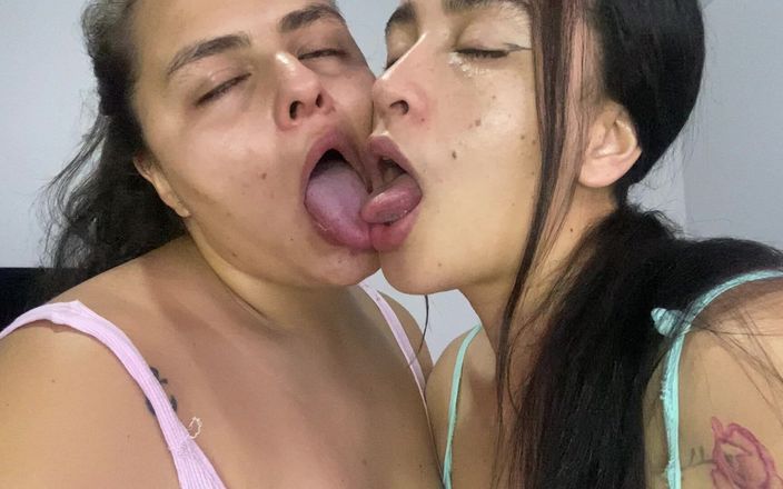 Zoe &amp; Melissa: 深女同性恋用舌头亲吻