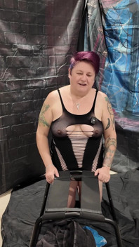 イザール夫人はクイーンスツールをテストし、サブにサプライズを与える