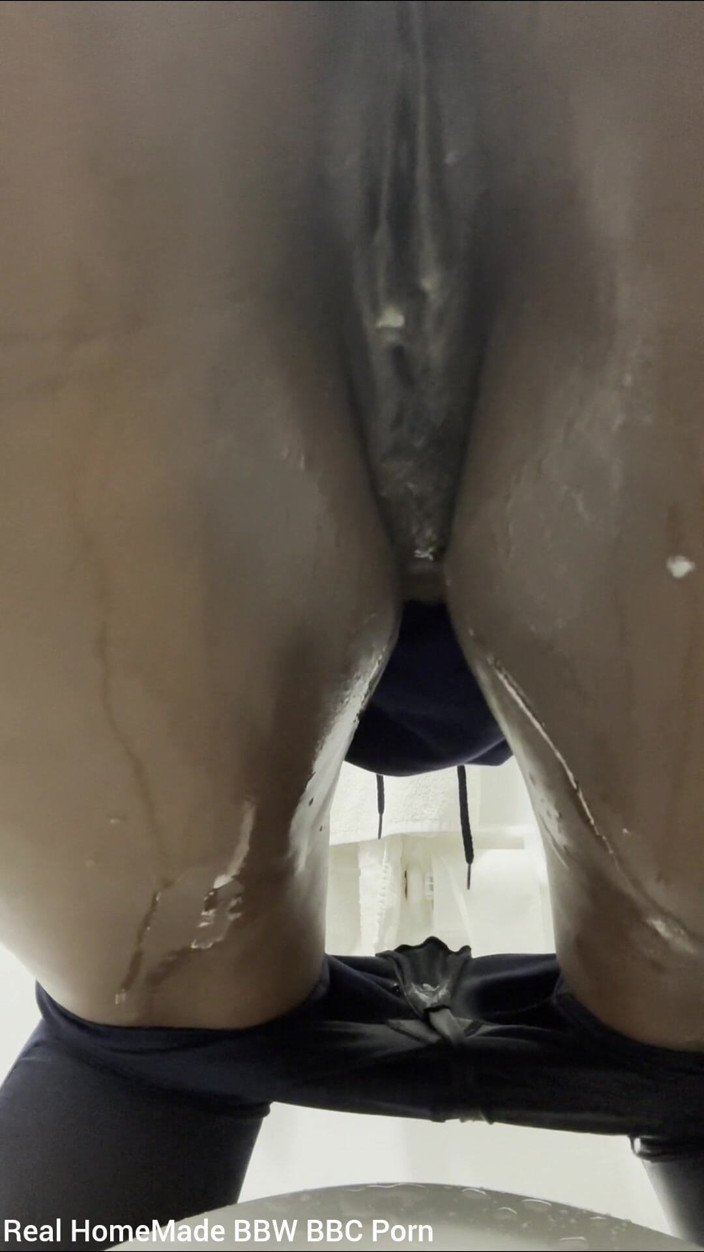Super sexy ebony cuties: トイレに行く前におしっこを漏らすほどにおしっこが欲しい