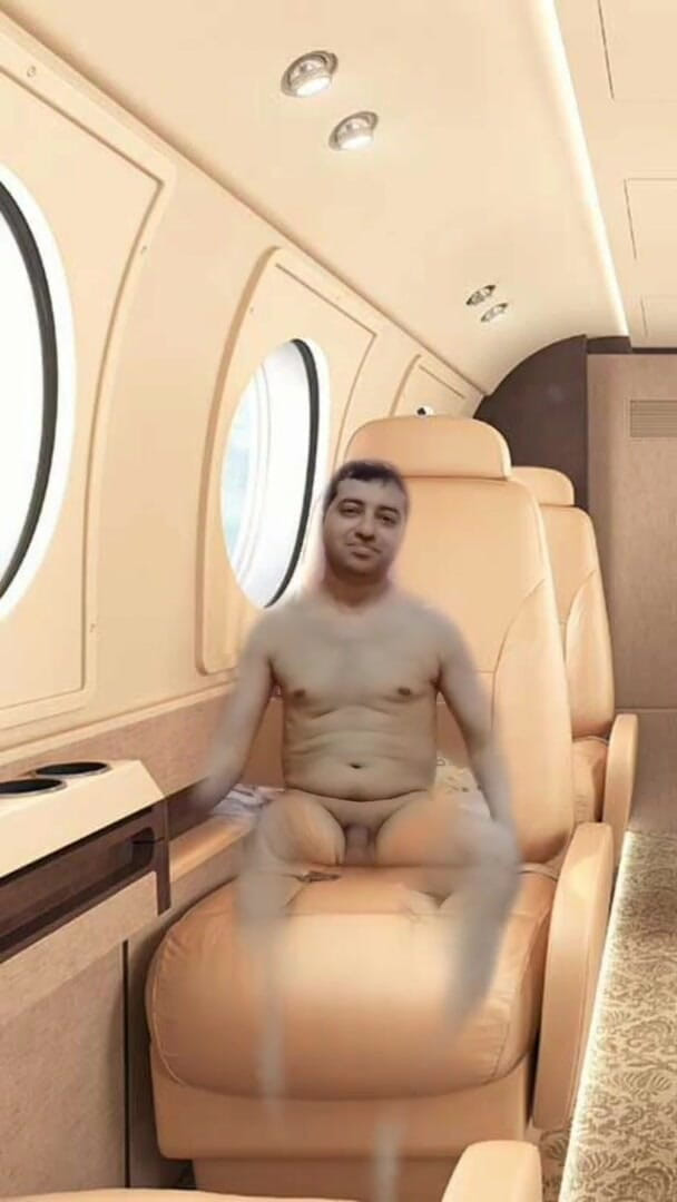 Cute & Nude Crossdresser: Nackter junge, masturbation auf dem sitz des virtuellen Flugzeugs.